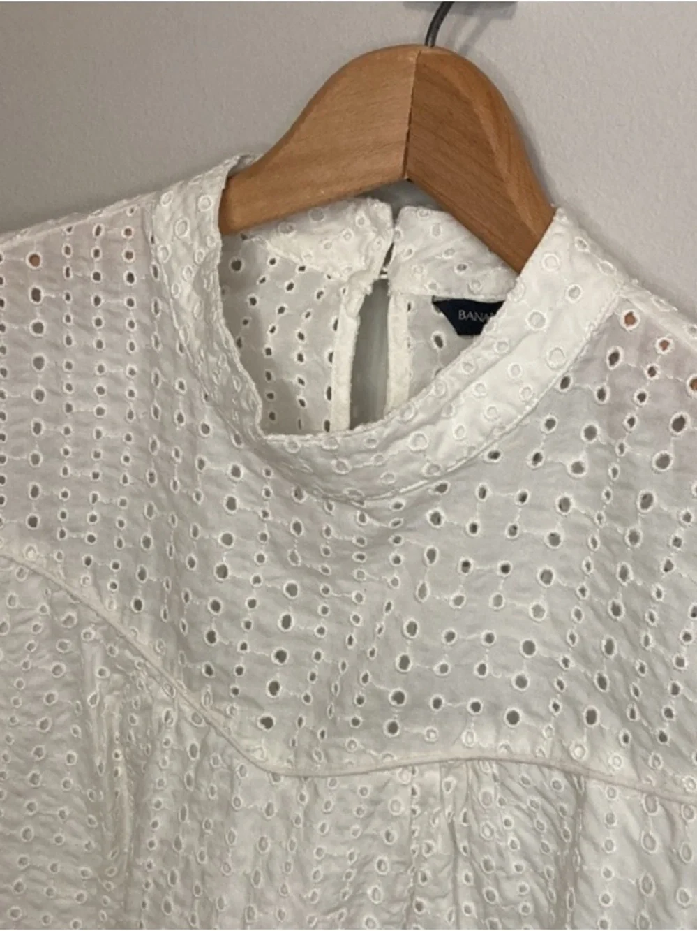 Banana Republic White High Neck Eyelet Lace Blouse, Size XS extra small top